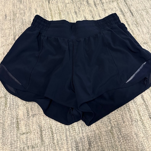 Lululemon Hotty Hot Shorts High Rise 2.5” - Picture 1 of 2